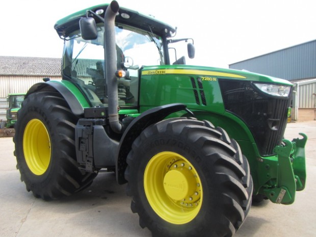 Trator John Deere 7280R com carregadora frontal